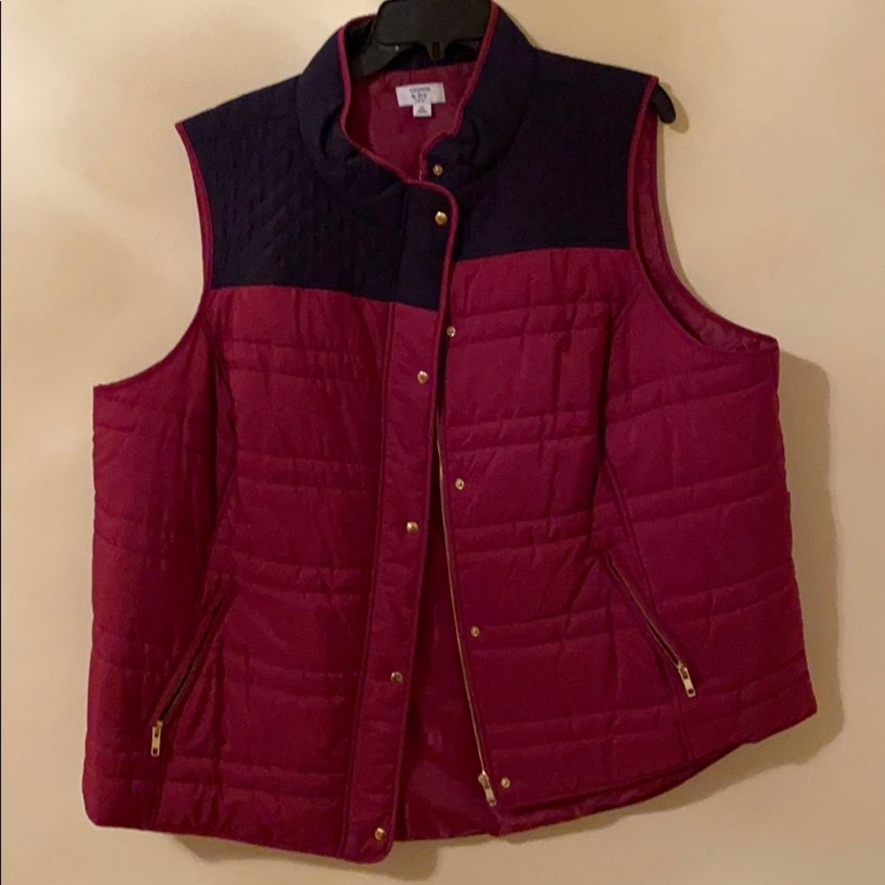 Women’s plus size puffer vest.